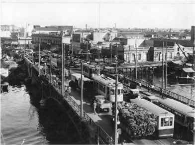 puente antiguos con autos