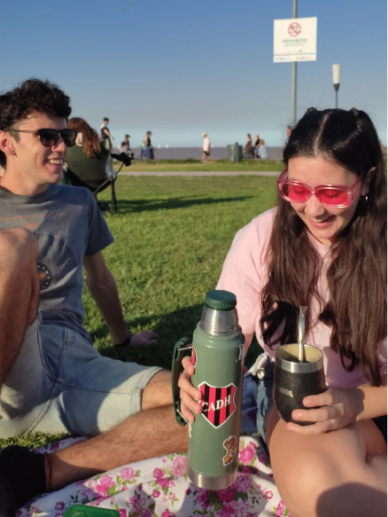 personas tomando mate en el parque