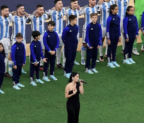Lali cantando