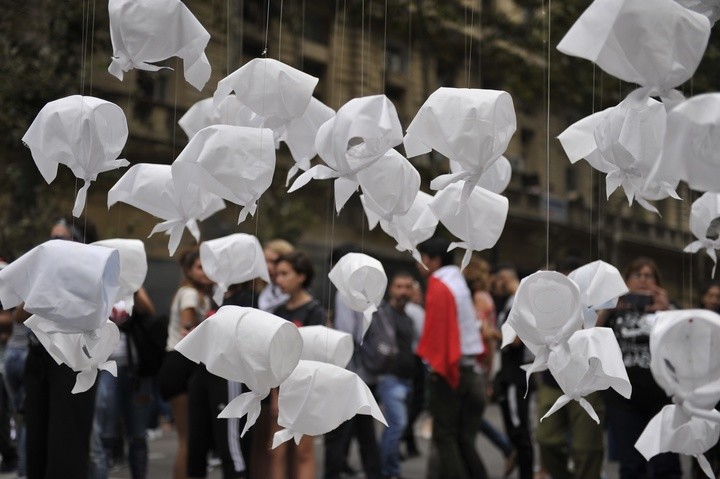 Fotografía de de pañuelos colgados en marcha.