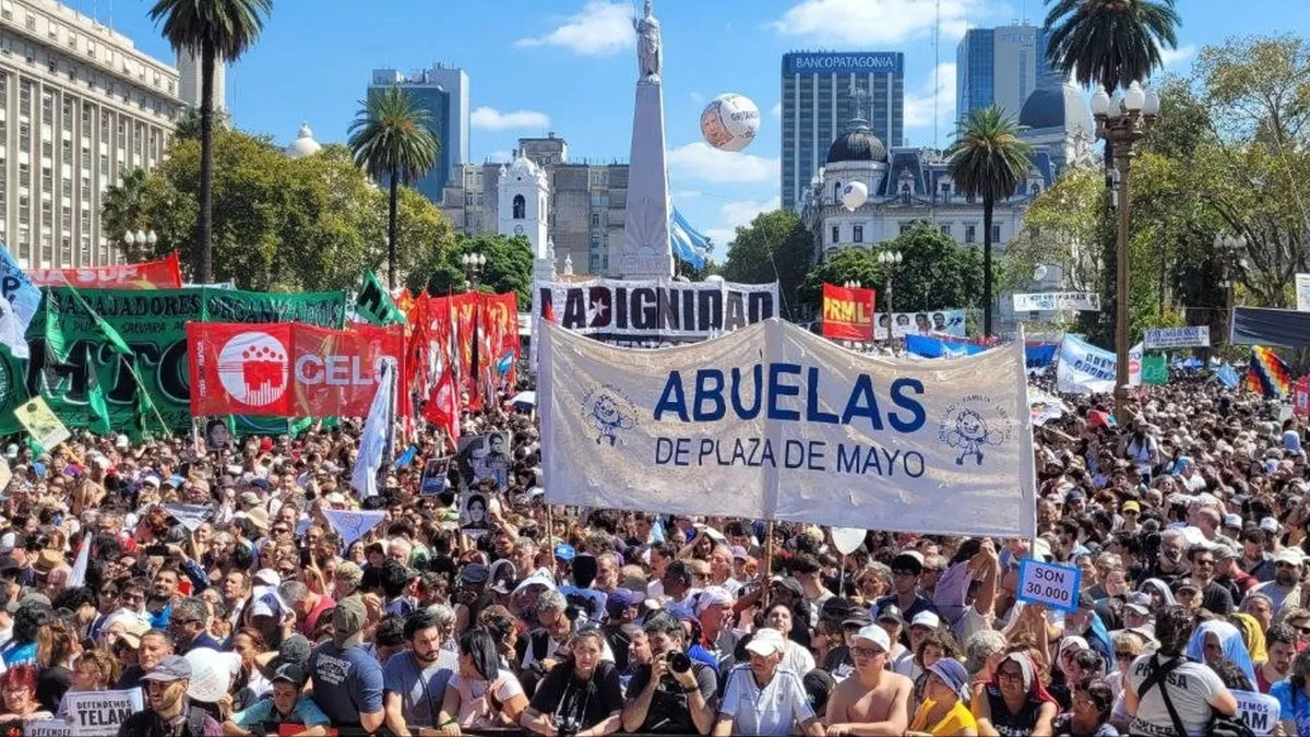 Movilización en Plaza de Mayo en defensa de los derechos humanos
