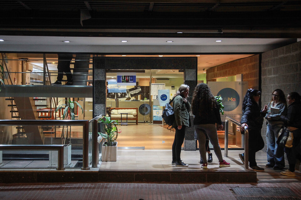Entrada de la Universidad Nacional Madres de Plaza de Mayo